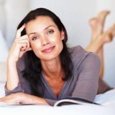 Afbeelding vrouw ligt op bed bij artikel hart- en vaatziekten vrouwen