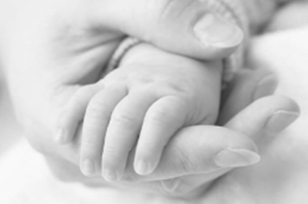 Afbeelding hand mama en hand baby bij griep en zwanger
