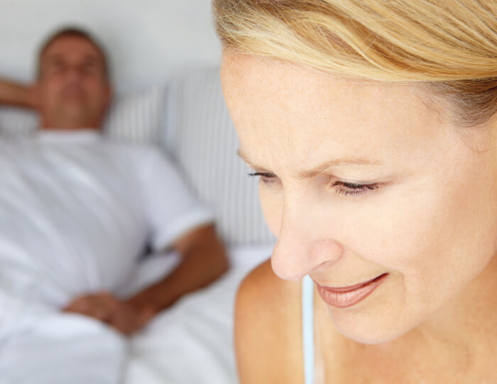 Afbeelding man en vrouw in slaapkamer bij artikel vaginale droogte