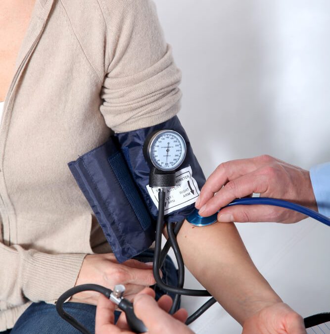 Afbeelding van dokter en patiënt bloeddrukmeter bij artikel verstoord hartritme vrouwen