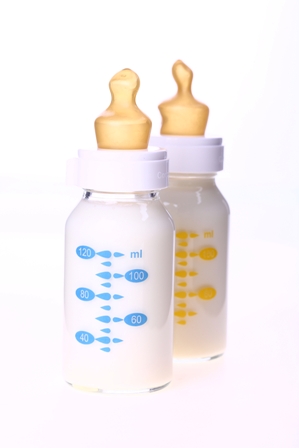 Afbeelding van twee baby flesjes met melk bij artikel over borstvoeding