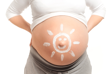 Afbeelding zwangere blote buik met zonnetje erop bij artikel foliumzuur tegen aangeboren hartafwijking