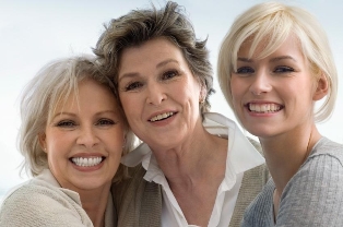 Afbeelding van drie vrouwen bij artikel meer vrouwspecifieke zorg