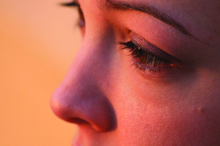 Afbeelding van jonge, droevig kijkende vrouw over artikel Multidisciplinaire behandeling bji verv