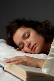 Afbeelding van slapende vrouw bij artikel slapeloosheid tijdens overgang