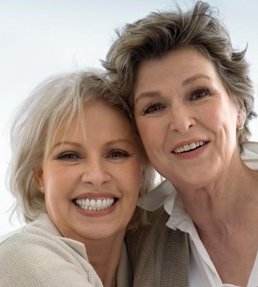 Afbeelding van twee oudere dames bij artikel over overgangsverschijnselen