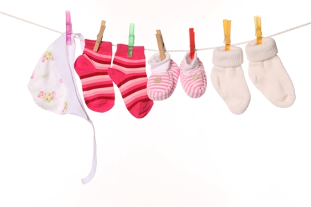 Afbeelding van een waslijn met babysokjes bij artikel over eerste symptomen zwangerschap
