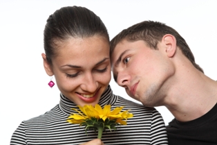 Afbeelding van verliefde man en vrouw met een bloem over artikel pijn bij het vrijen