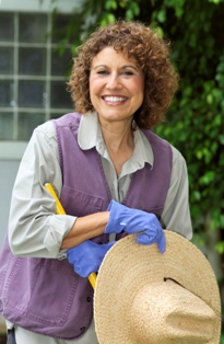 Afbeelding van vrouw aan het tuinieren bij artikel over baarmoederkanker