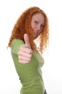 Afbeeldingen jonge vrouw met rood haar die haar duim op steekt heeft geen last van hormonen en humeur