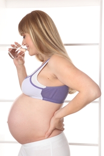 Afbeelding zwangere vrouw die alcohol tijdens zwangerschap drinkt
