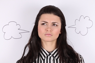 Afbeelding jonge vrouw met stoomwolkjes uit haar oren bij artikel over last van PMS
