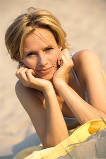 Afbeelding van vrouw in overgangsleeftijd op strand menopauze geestelijk