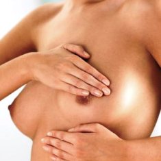 Afbeelding van vrouw die borstonderzoek doet bij artikel overgewicht en borstkanker