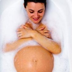 Afbeelding van een zwangere vrouw in bad bij pijnstillers tijdens zwangerschap