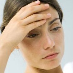 Afbeelding bij migraine of hoofdpijn vrouw met hoofdpijn