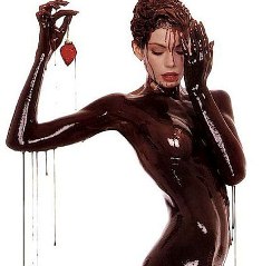 Sfeerafbeelding vrouw in chocolade bij menstruatie